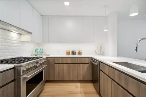 218 Middle Neck Rd #212, North Hempstead, NY 11021