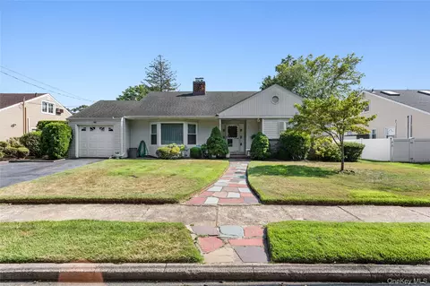 89 Parkview Pl, Malverne, NY 11565