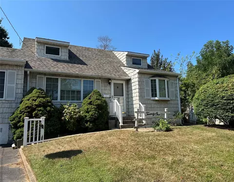 21 Cullen Dr, East Northport, NY 11731