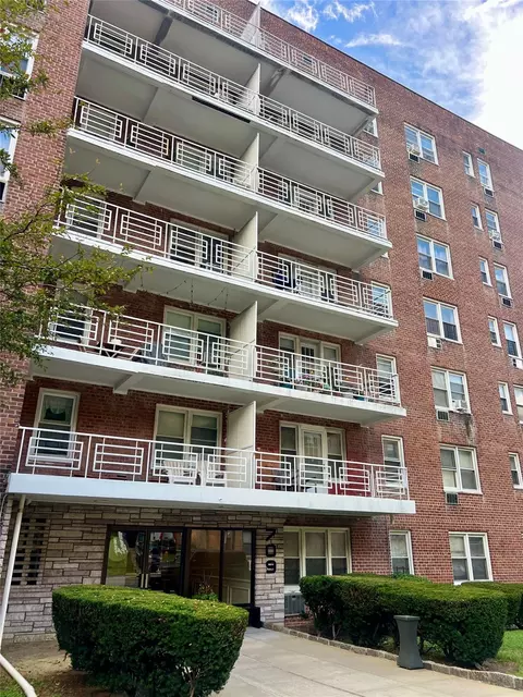 709 Warburton Ave #7H, Yonkers, NY 10701