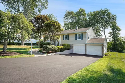 19 Pike Pl, Mahopac, NY 10541