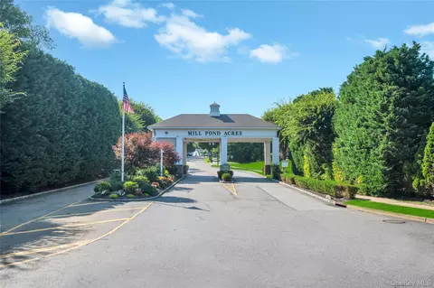 87 Pond View Dr, North Hempstead, NY 11050
