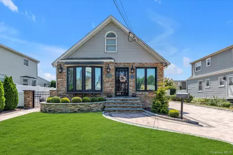 25 Winnie Ct, North Hempstead, NY 11590