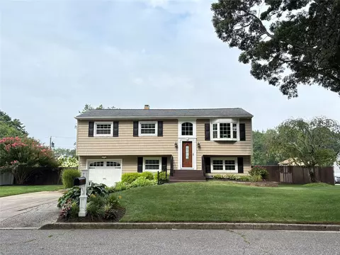 18 Hofstra Dr, Farmingville, NY 11738