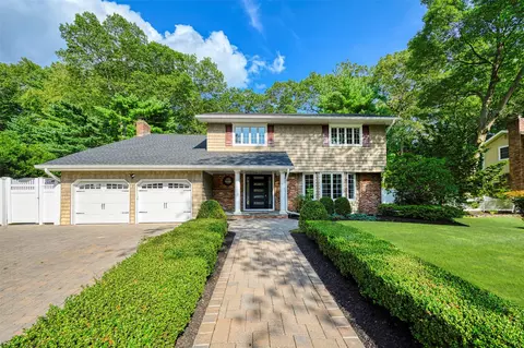 7 Windmill Ct, Smithtown, NY 11787