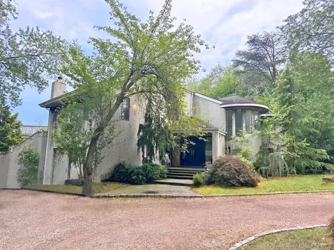 6 Bostwick Ln, North Hempstead, NY 11568
