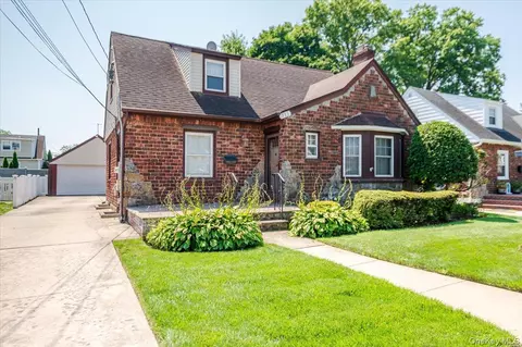 715 Iris St, Franklin Square, NY 11010