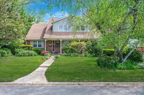 212 5th Ave, West Babylon, NY 11704