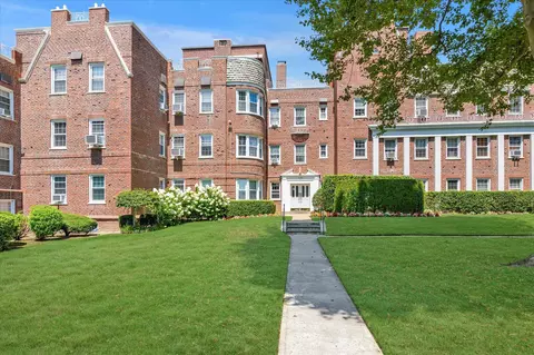 106 S Village Ave #3A, Rockville Centre, NY 11570