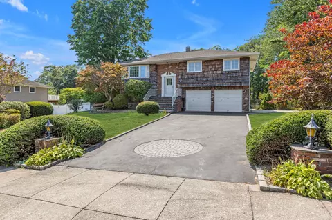 118 Yale Ave, Oakdale, NY 11769