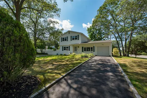 1 Eileen Ct, Coram, NY 11727