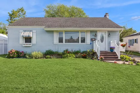 32 Terry Rd, Patchogue, NY 11772