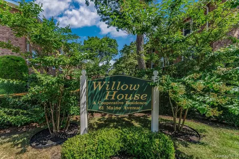 61 Maine Ave #F6, Rockville Centre, NY 11570