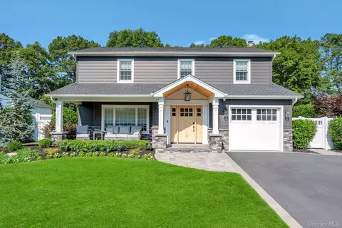 98 Gainsborough Rd, Holbrook, NY 11741