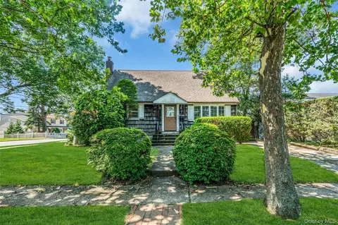 42 Summit St, Plainview, NY 11803