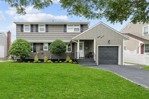 37 Scholl Dr, Farmingdale, NY 11735