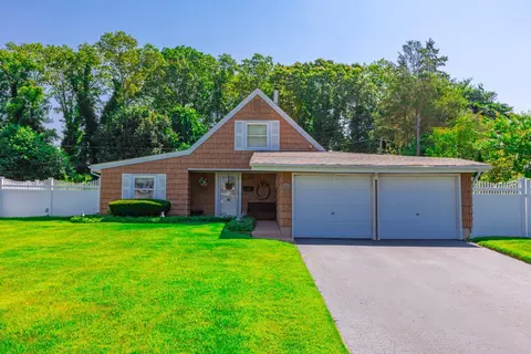 59 Snowberry Ln, Islandia, NY 11749