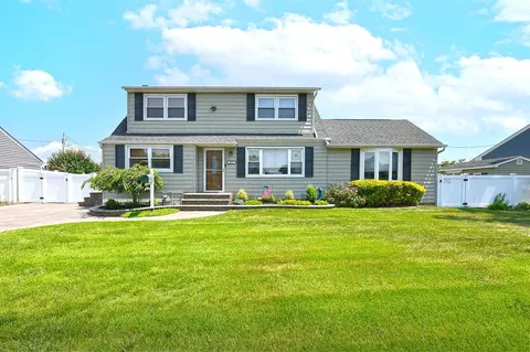 859 Brent Dr, Wantagh, NY 11793