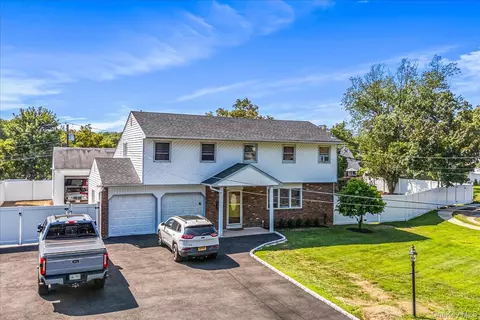 61 Andover Dr, Deer Park, NY 11729