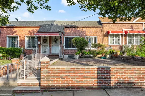 2009 42nd St, Astoria, NY 11105