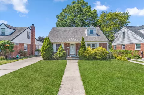 248 Cushing Ave, North Hempstead, NY 11596