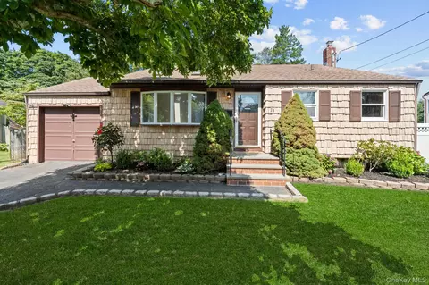 24 Gregory Dr, Lake Ronkonkoma, NY 11779