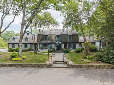 4 Clock Tower Ln, North Hempstead, NY 11568