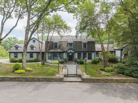 4 Clock Tower Ln, North Hempstead, NY 11568
