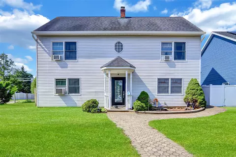 74 Shelter Ln, Levittown, NY 11756
