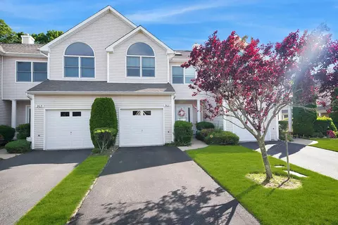 902 Willow Pond Dr, Riverhead, NY 11901