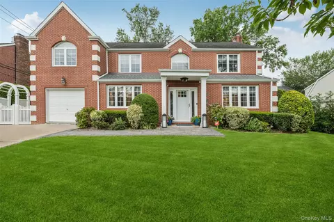 24 Old Estate Rd, North Hempstead, NY 11030