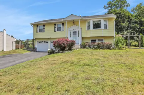 83 S Gate Dr, Poughkeepsie, NY 12601