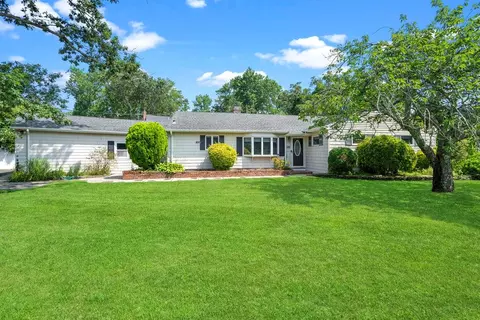189 Connetquot Dr, Oakdale, NY 11769