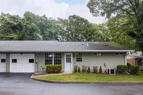 384 Woodbridge Dr #A, Ridge, NY 11961
