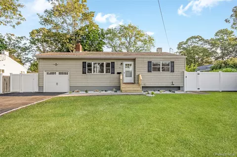 49 45th St, Islip, NY 11751