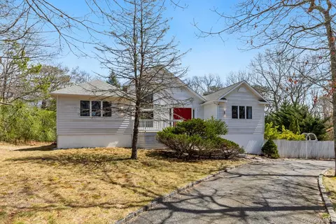 12 Douglas Ct, Hampton Bays, NY 11946