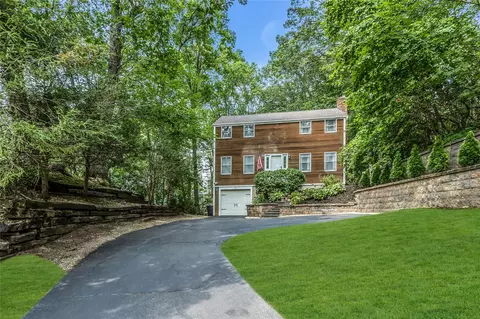 20 Cranbrook Ct, Centerport, NY 11721