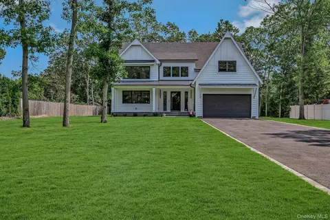 291 Pond Rd, Bohemia, NY 11716