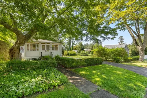 98 Westlake Dr, Mount Pleasant, NY 10595