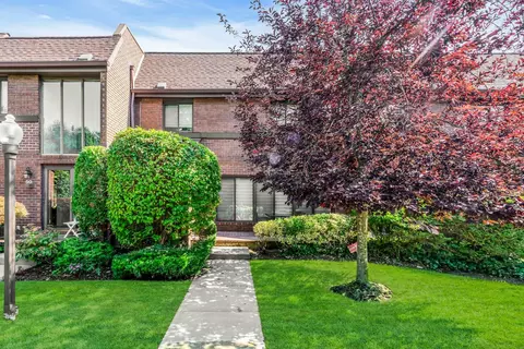 48 Chestnut Hl, North Hempstead, NY 11576