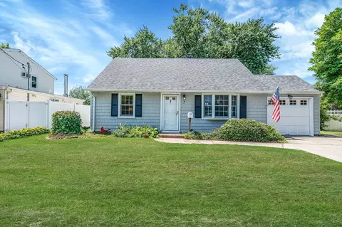 7 Croyden Dr, Massapequa, NY 11758
