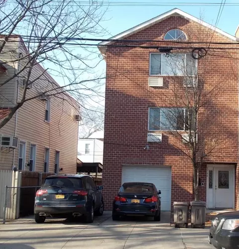 7746 79th St, Glendale, NY 11385