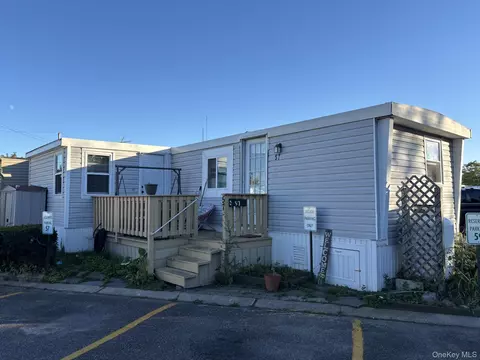 150 Main St #57, Islip, NY 11751