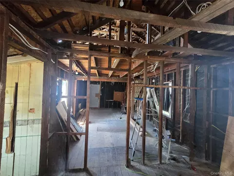 Entry Way - 31 Union Ave, Patchogue, NY 11772 photo 2 of 5