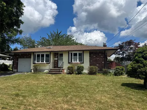 18 Sugarwood Ln, Commack, NY 11725