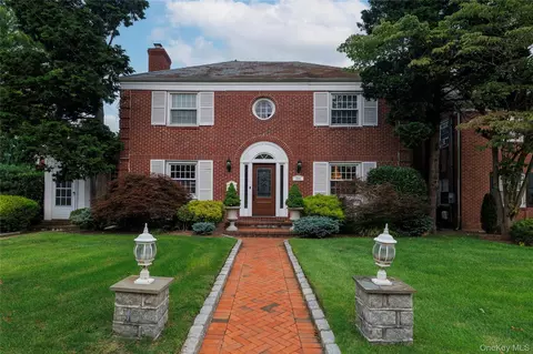 204 Hempstead Ave, Malverne, NY 11565