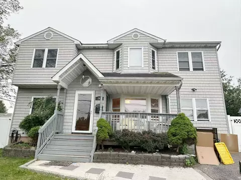 203 29th St, Lindenhurst, NY 11757