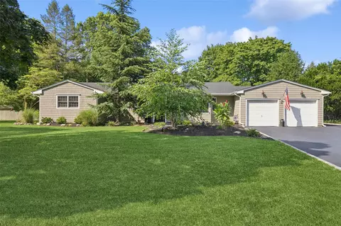 18 Thrush Dr, Smithtown, NY 11787
