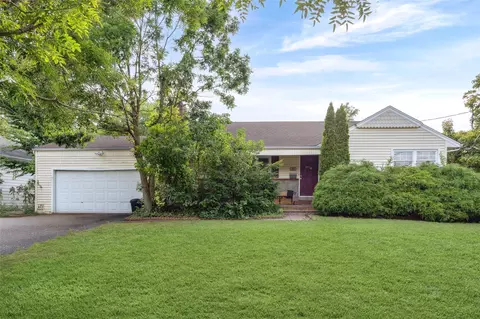 81 Bayview Ave, Massapequa, NY 11758