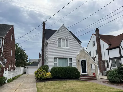 463 Macatee Pl, North Hempstead, NY 11501